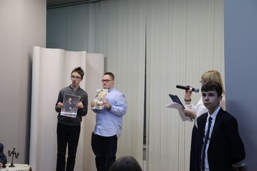 Inscenizacja z udziałem uczniów wieluńskich szkół w Bibliotece Miejskiej - dotyczyła Nagrody Nobla